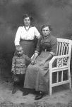 Wageveld Arentje 1894 in stoel met zus Neeltje en broer Abraham (n.n.).jpg